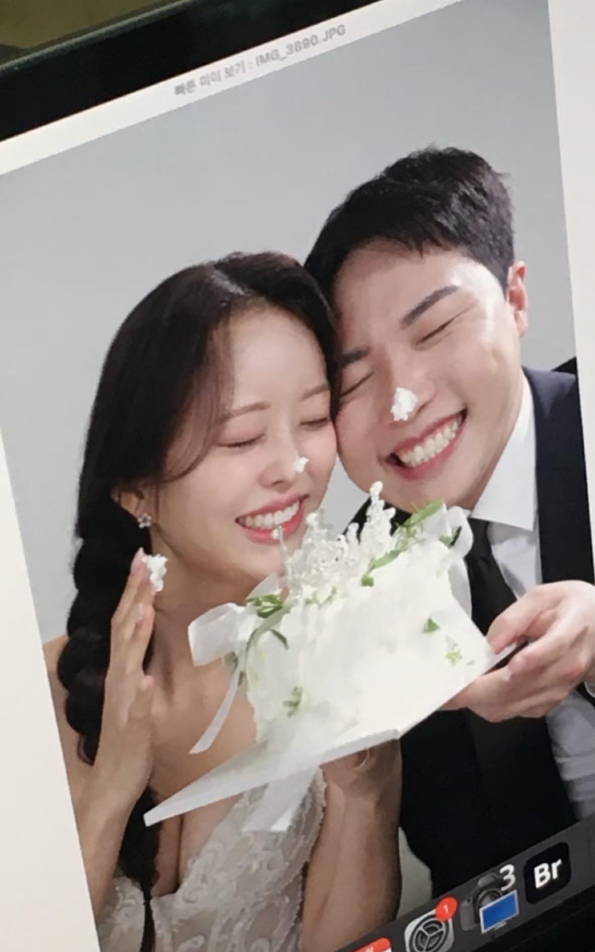 林钟勋ins快拍分享——结婚照片很甜很幸福8月27日，林钟勋分享快拍，自己和