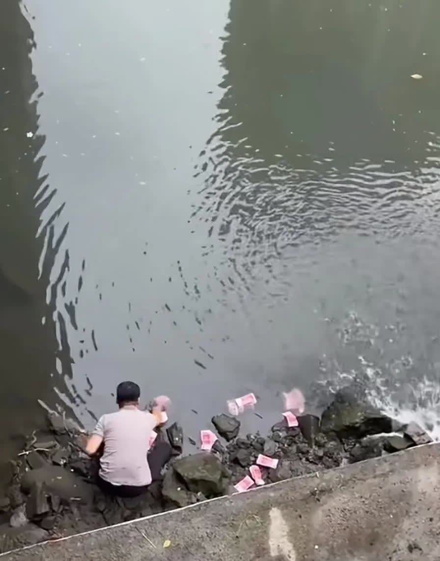 天上掉馅饼，深圳一男子捡钱几十万！今日深圳一河道边，惊现大量钞票，路人只围观