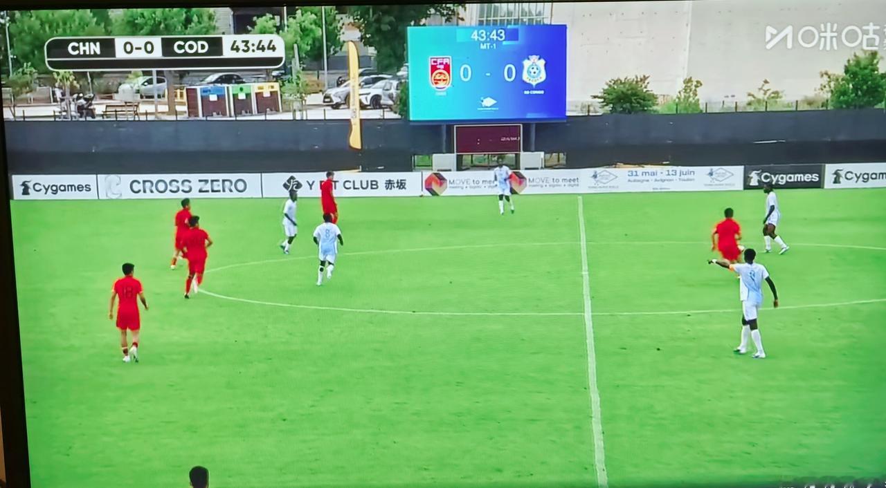 不错！面对大四岁的对手，U19国青三中卫防守非常棒！半场0：0逼平U23民主刚果