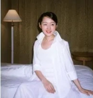 当年，赖文锋在杂志上看到杨钰莹，一时惊为天人，发誓要娶她为妻。后来杨钰莹到厦门演