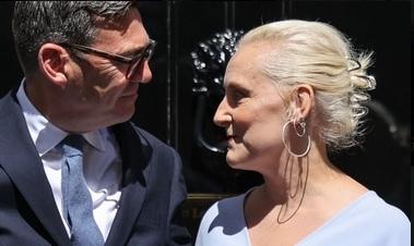英国新首相伯纳姆老婆，长得怎么那么老？看着像老妈！黄头发偏白就算了，脸上皮肤全是