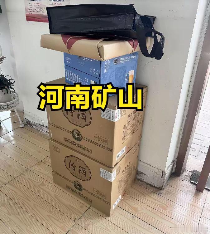 胖东来与河南矿山，中秋员工福利对比。1、胖东来，价值约1000元大礼包：德丽可思
