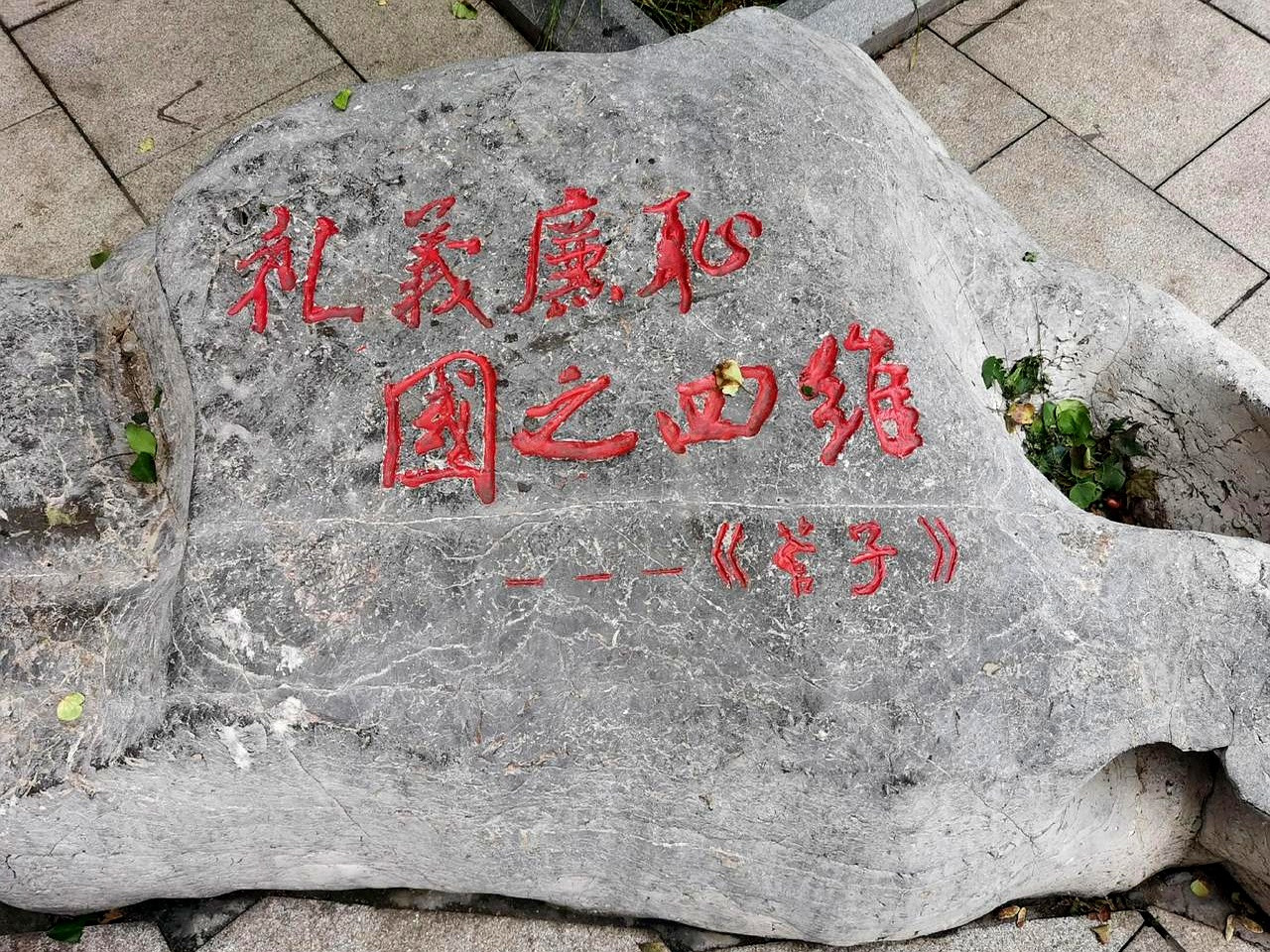 这事儿吧，细想一下就挺有意思。女性主动，男性拒绝，怎么最后反倒成了男性的错？