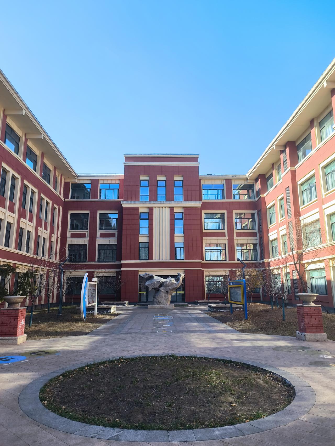 多年前一位老校长对我说，一所学校有对立面也是好事，不要过于追求一团和气。上下