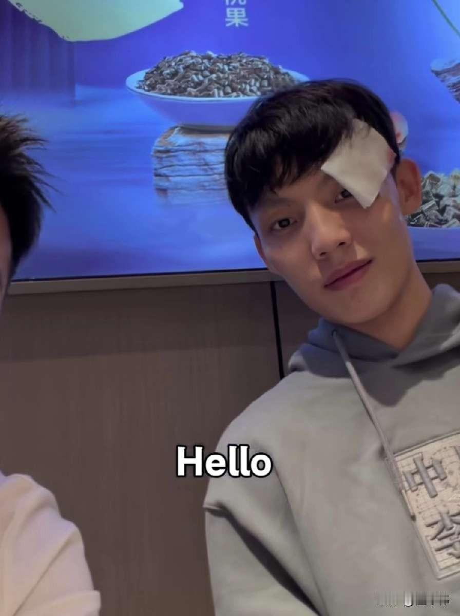 “没介意，真没介意。”“我们还好赢了，要不我得揍他一顿。”徐杰赛后这两句话，