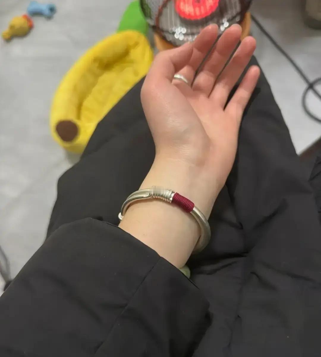 银饰涨到五十块一克那天我正好陪闺蜜逛春熙路，老凤祥柜台里那只68克的雕花镯子标价