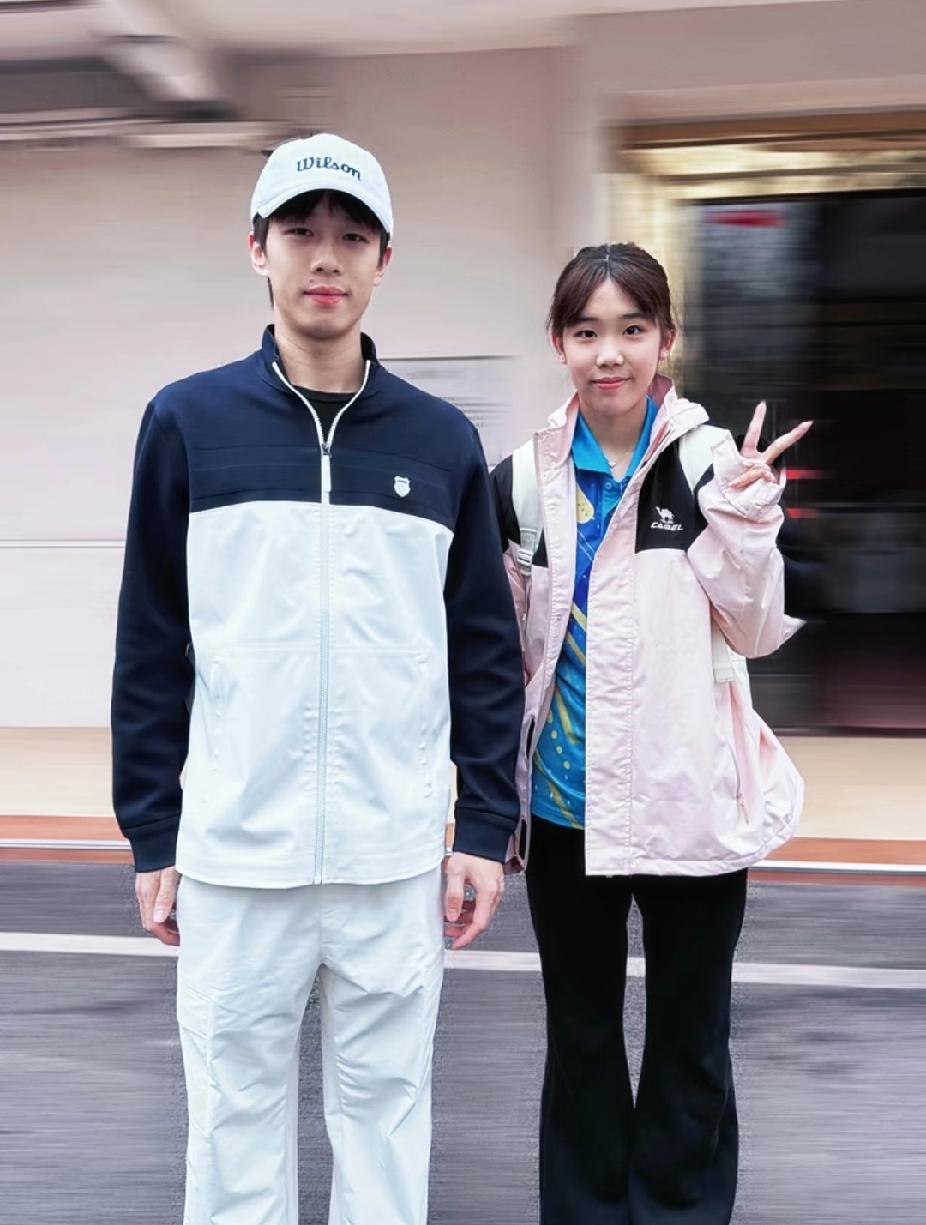 林高远这穿搭帅到我了！旁边的妹妹是谁呀？😎林高远这身藏青拼白的运动套装也