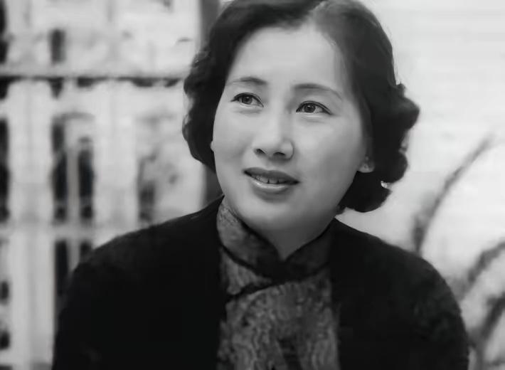 1912年，叶挺被迫娶了童养媳黄春，新婚夜，他被父亲警告：“给我好好圆房，给叶家