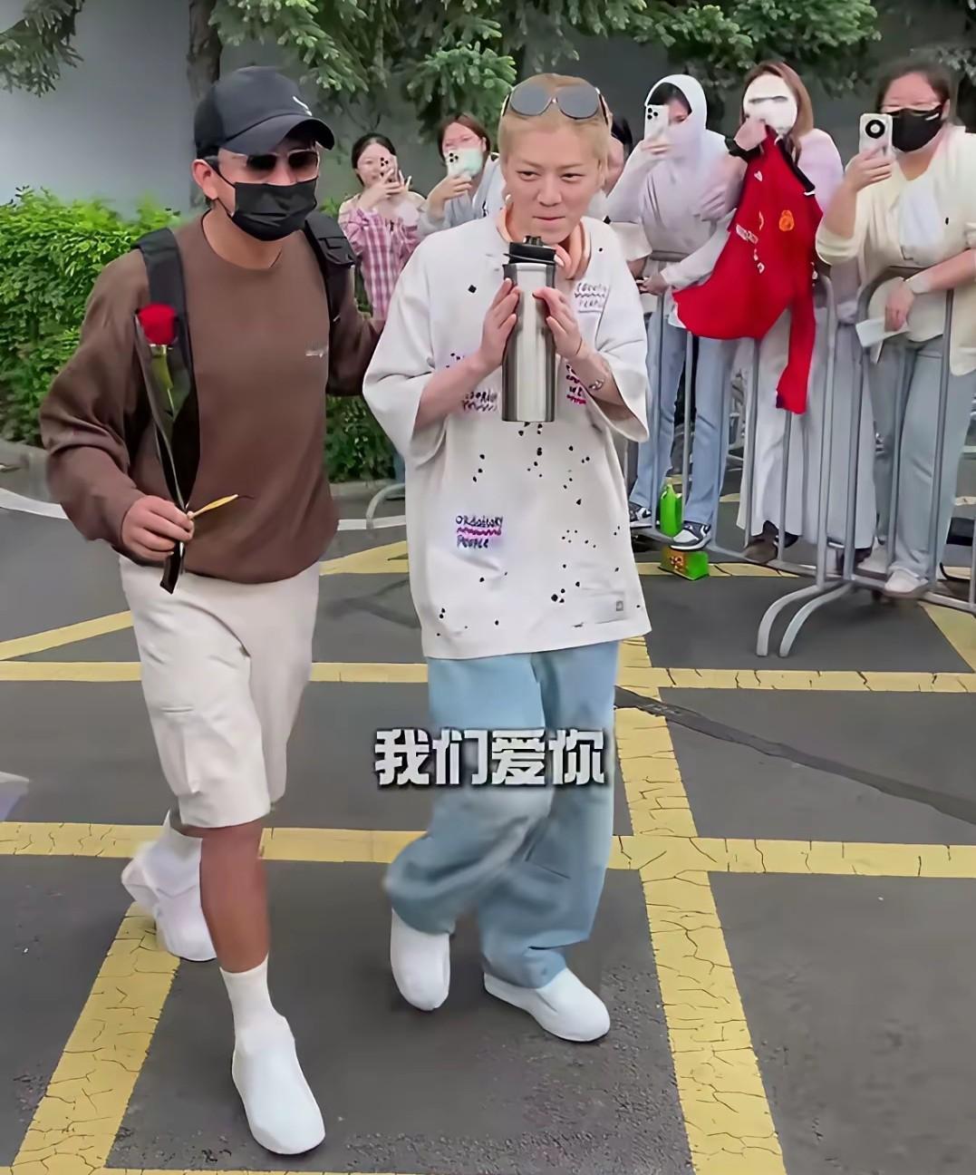 不敢信这是鹿晗头发染成灰色，驼背弯腰，活像个小老头，跟现在的陈冠希差不多了，男