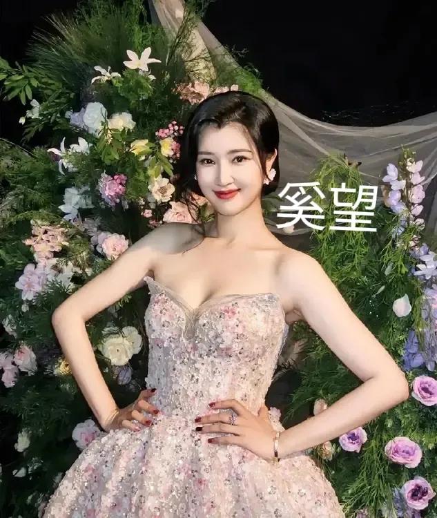 35岁的奚望，就是人美爱读书，又努力的典型。要知道她妈妈是茹萍，爸爸奚天鹰是浙