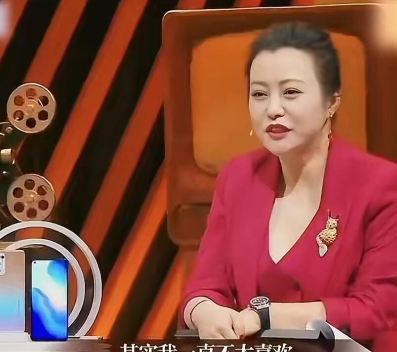 郝蕾早就看透了包贝尔脸上的笑是演出来的。2021年《我就是演员》节目里她直接点破“不喜欢包贝尔那种假
