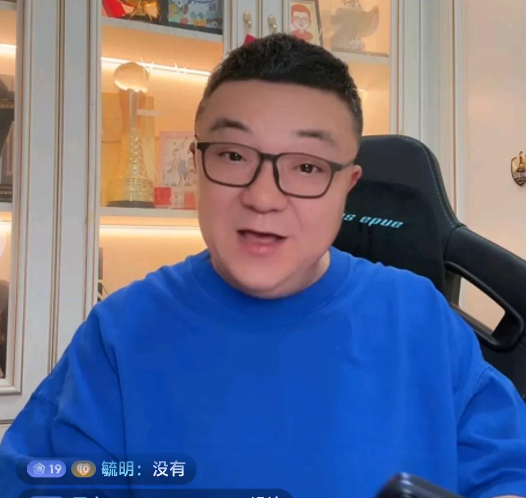 董路在直播时爆了一个料。他表示，原先他本来想带足球小将跟苏超那几支球队来一场友