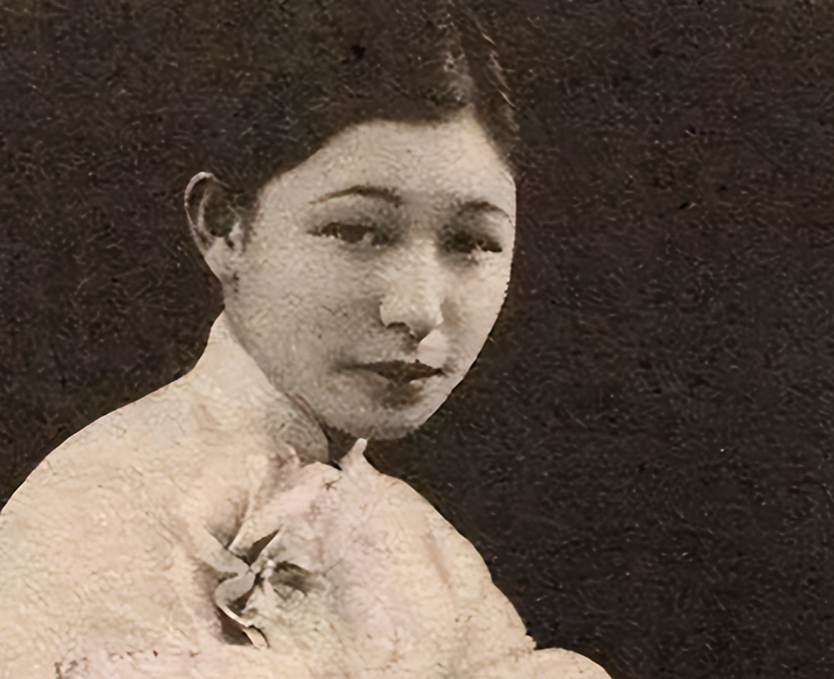 1943年，郭婉莹难产住院，可他的丈夫却在寡妇家过夜。出院后，郭婉莹梳洗打扮一番
