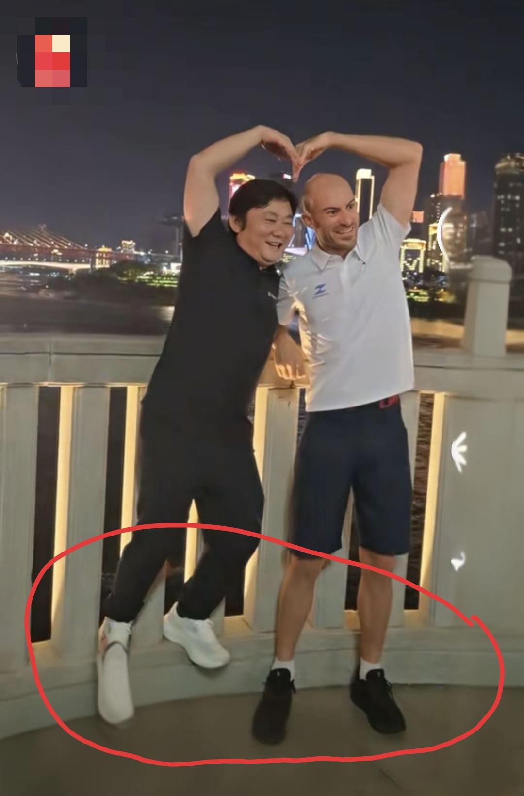 张雪见到来访的德比斯后，一句问候语“哈喽光头”直接把我逗笑了。这次张雪跟德比斯虽