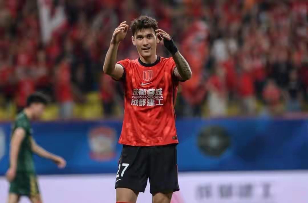 成都蓉城3-0大胜河南队在积分榜上一骑绝尘，本赛季联赛冠军稳的一匹。河南今天踢的