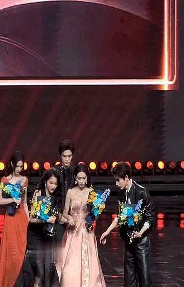 你有没有见过那种瞬间变脸的尴尬？白鹿前一秒还和孟子义笑闹披披肩，张凌赫一走过，