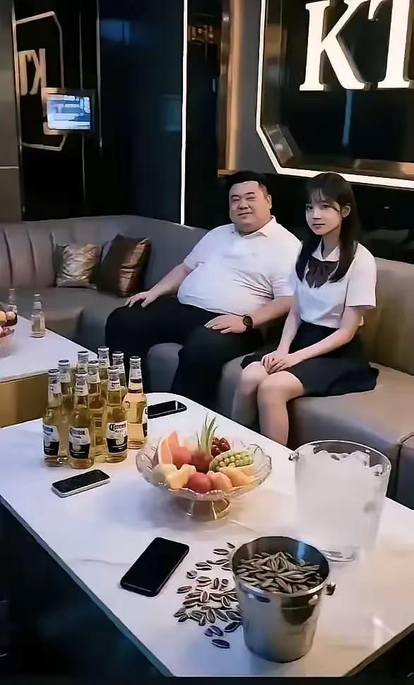 为什么有钱男人会变心？都说有钱身边美女实在多，没钱美女女个个躲。特别有钱的女人