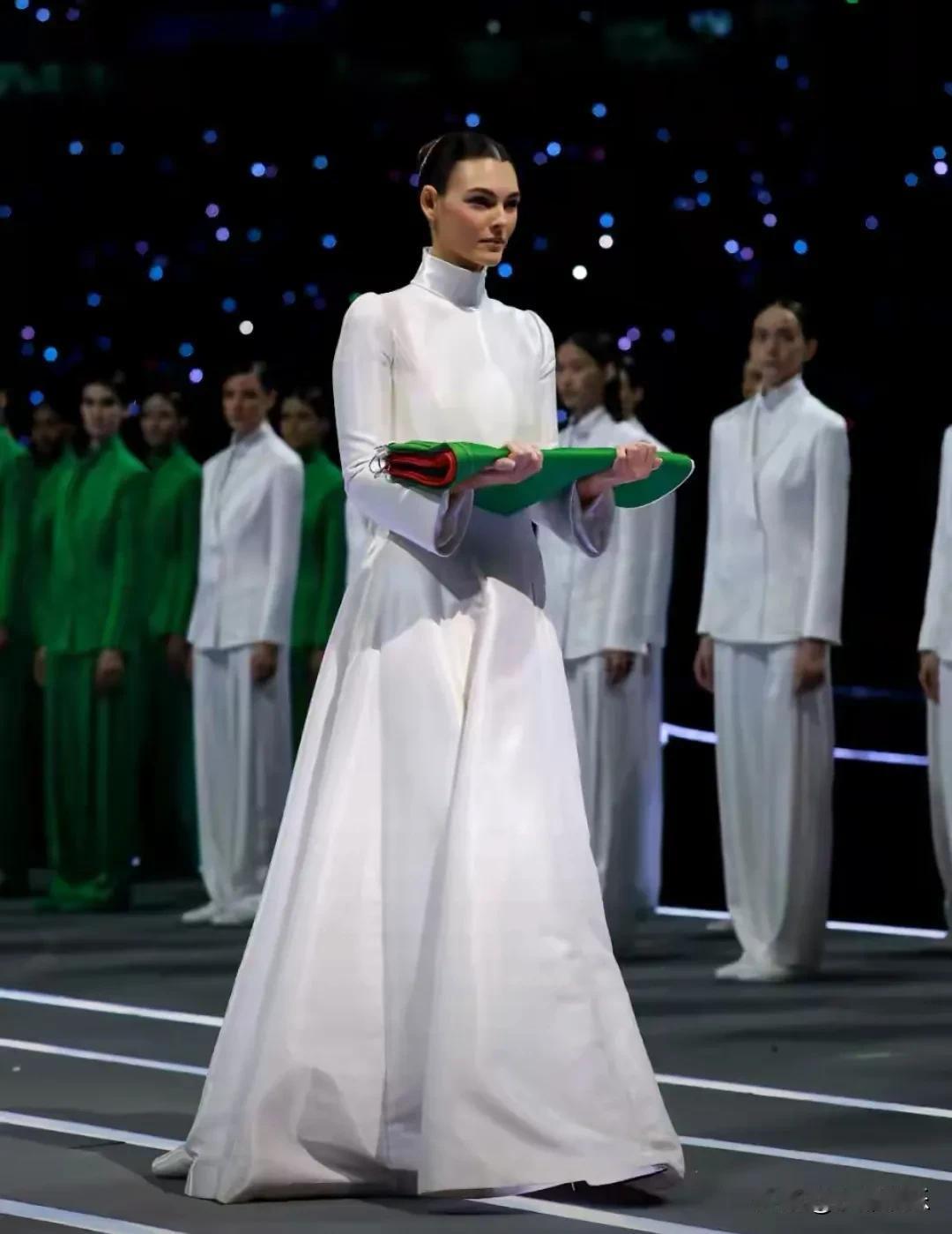 米兰冬奥会开幕式上，小李子那位27岁的超模女友，捧着国旗走出来那一下，绝了。