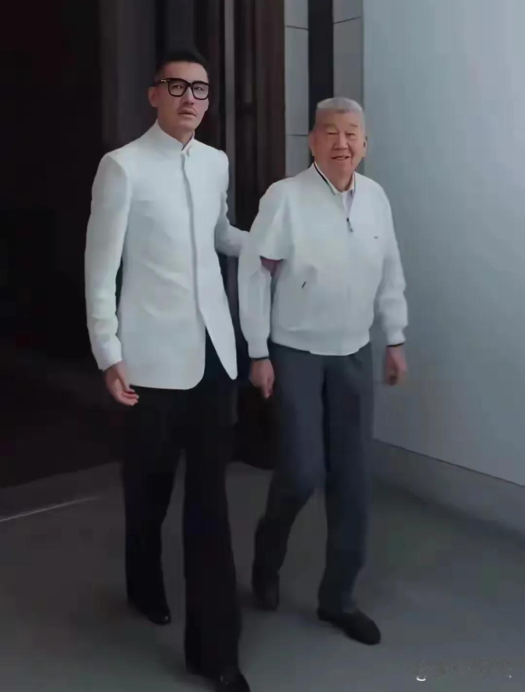 近日，54岁的胡兵带着89岁高龄的父亲出席活动，瞬间成为全场焦点。胡兵身姿挺拔，