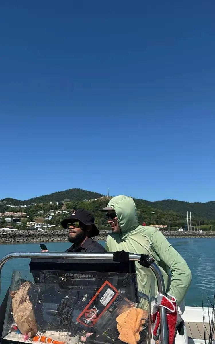 下面是一条关于快船大将本-西蒙斯的重磅消息！今天西蒙斯更新社媒晒出了几张和友人出