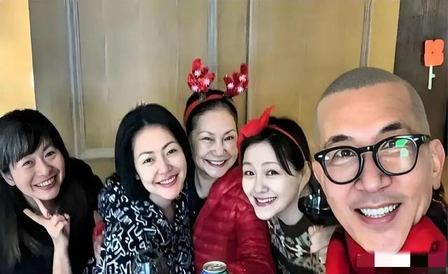 s妈能不生气吗？小菲和小梅5月份婚礼要如期隆重进行，二婚为何还要这么