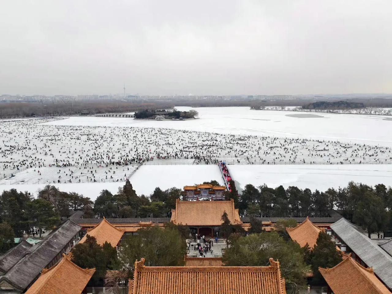 有点羡慕北京下雪，结了冰成为天然的滑冰场，颐和园感觉有一亿人。