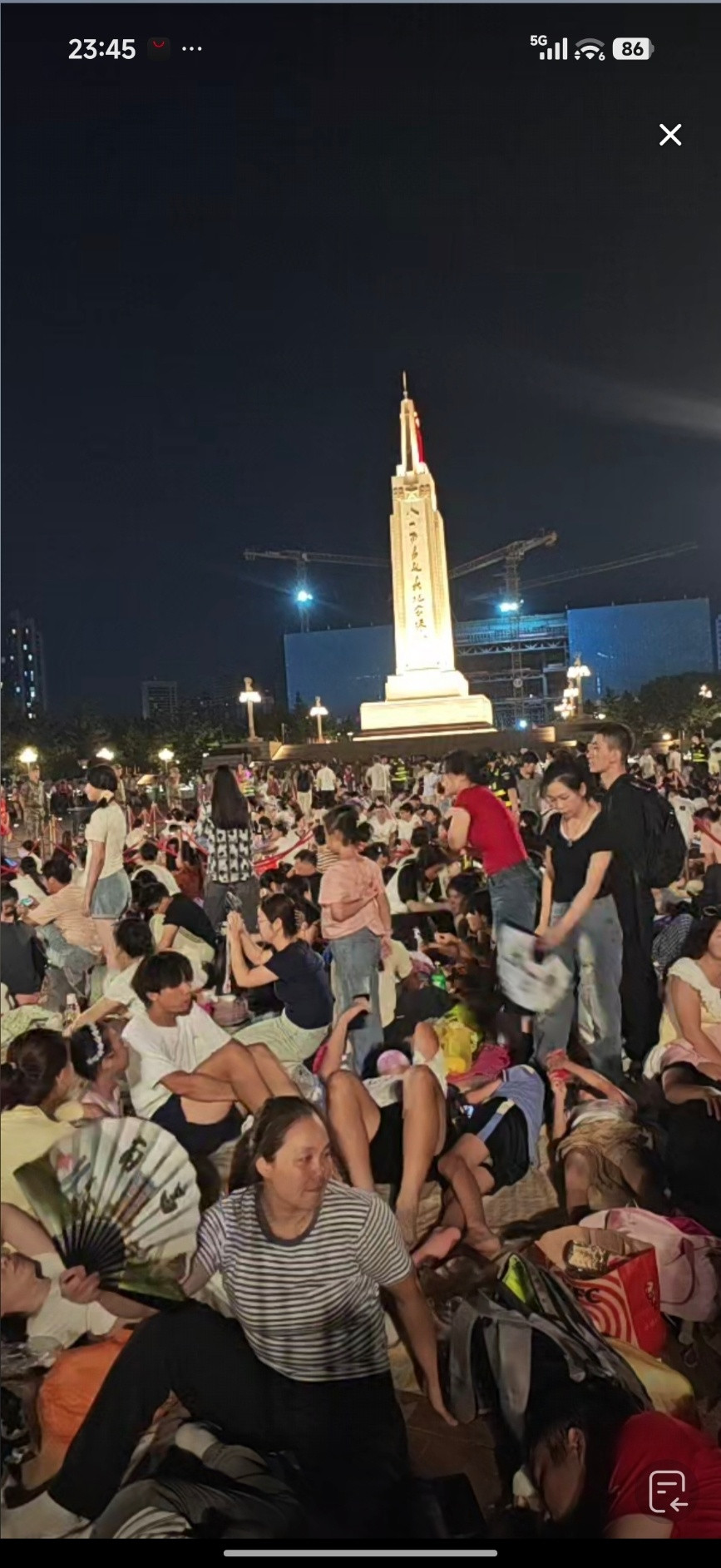 网友投稿：今天是八一建军节，南昌的八一广场上全是通宵等看八一升旗仪式的，很多人白