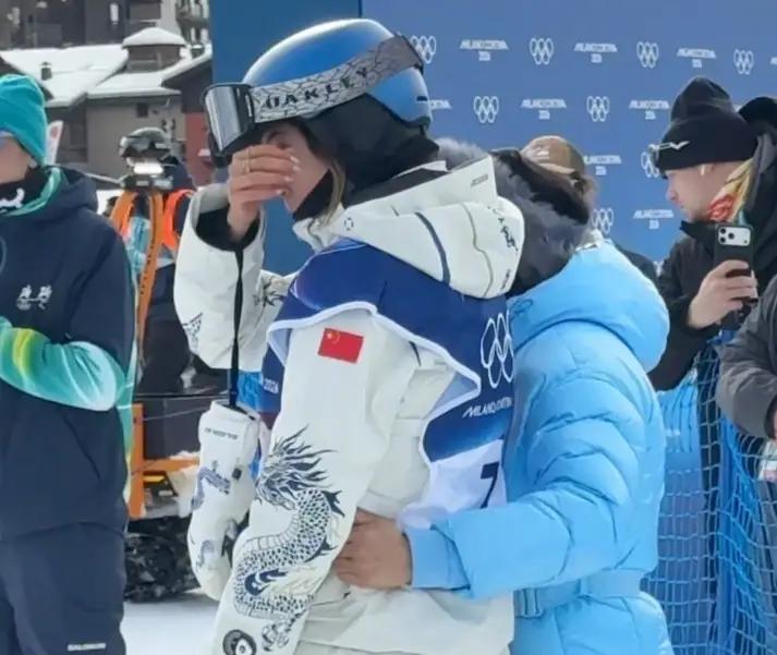 谷爱凌还是太想赢了，赛后伤心的哭成了泪人[哭哭]！第一次滑行已经完美成功，拿到了