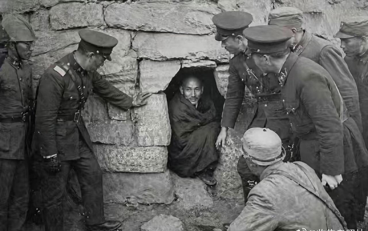 1937年，西安事变中的蒋介石和张学良