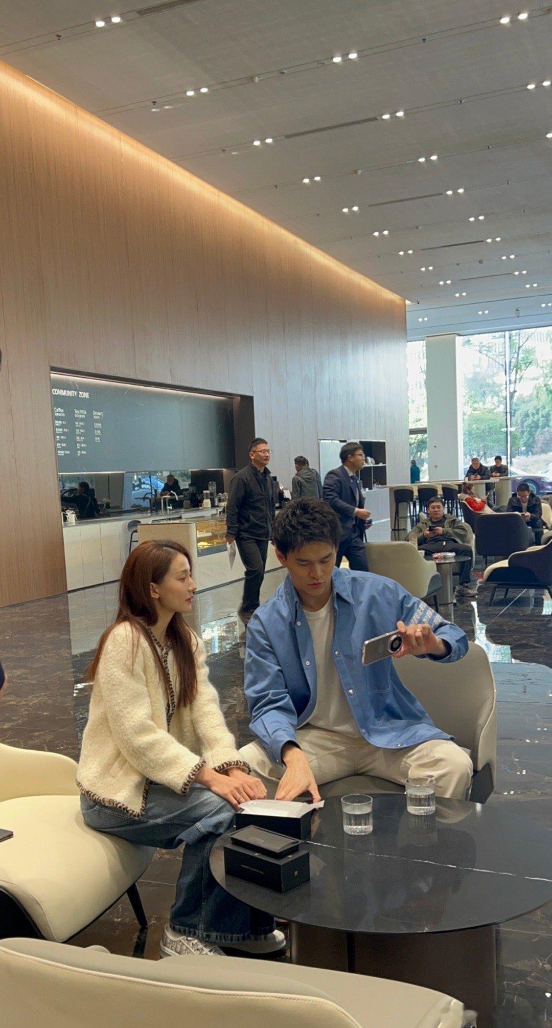 有网友线下偶遇孙杨！杭州偶遇孙杨夫妇逛街网友拍的孙杨好白啊，又高又壮的，就是我印