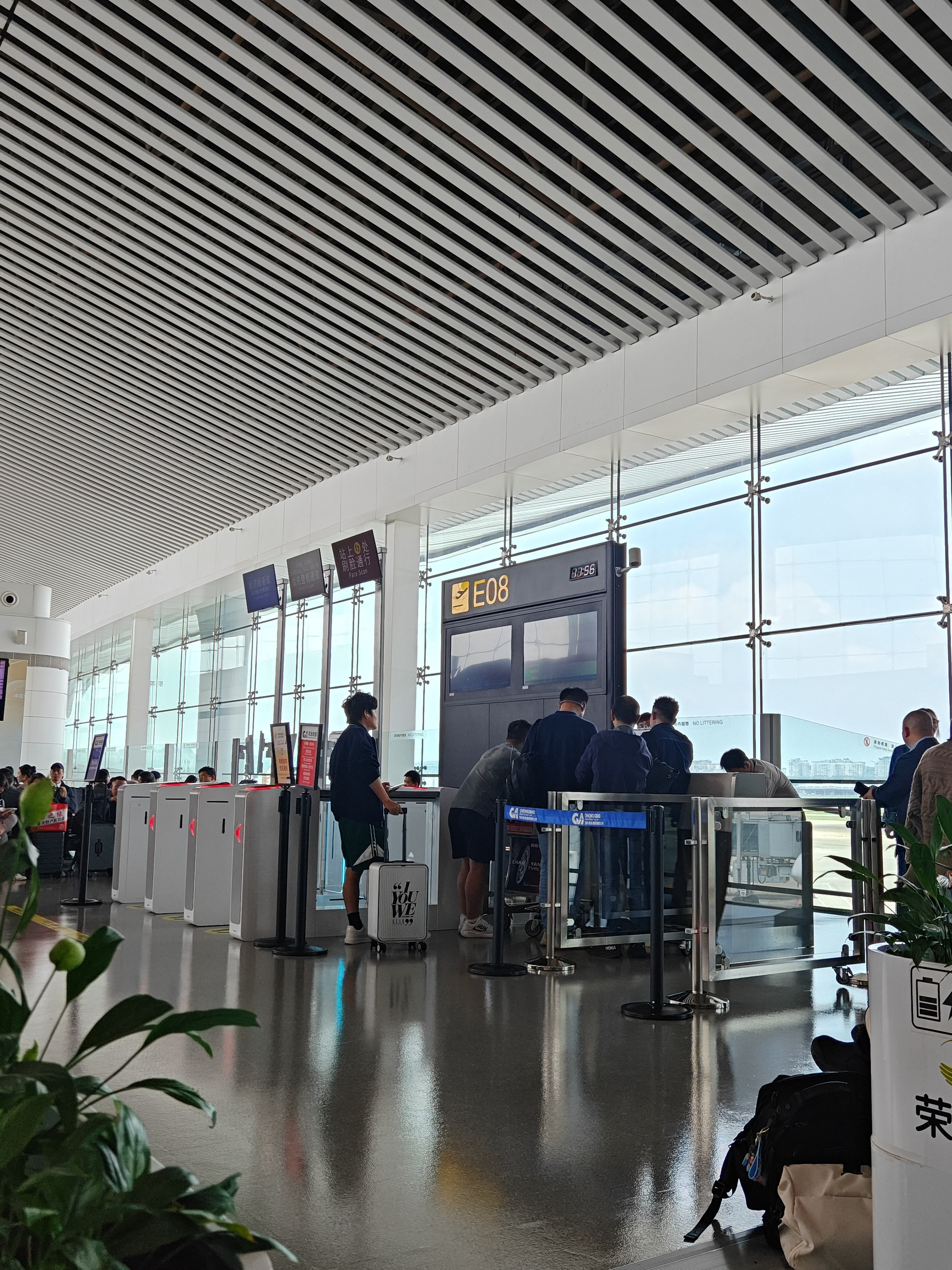 飞机延误了…说是落地时被鸟撞了，现在在检修发动机，时间不确定。前两天，才刷到97