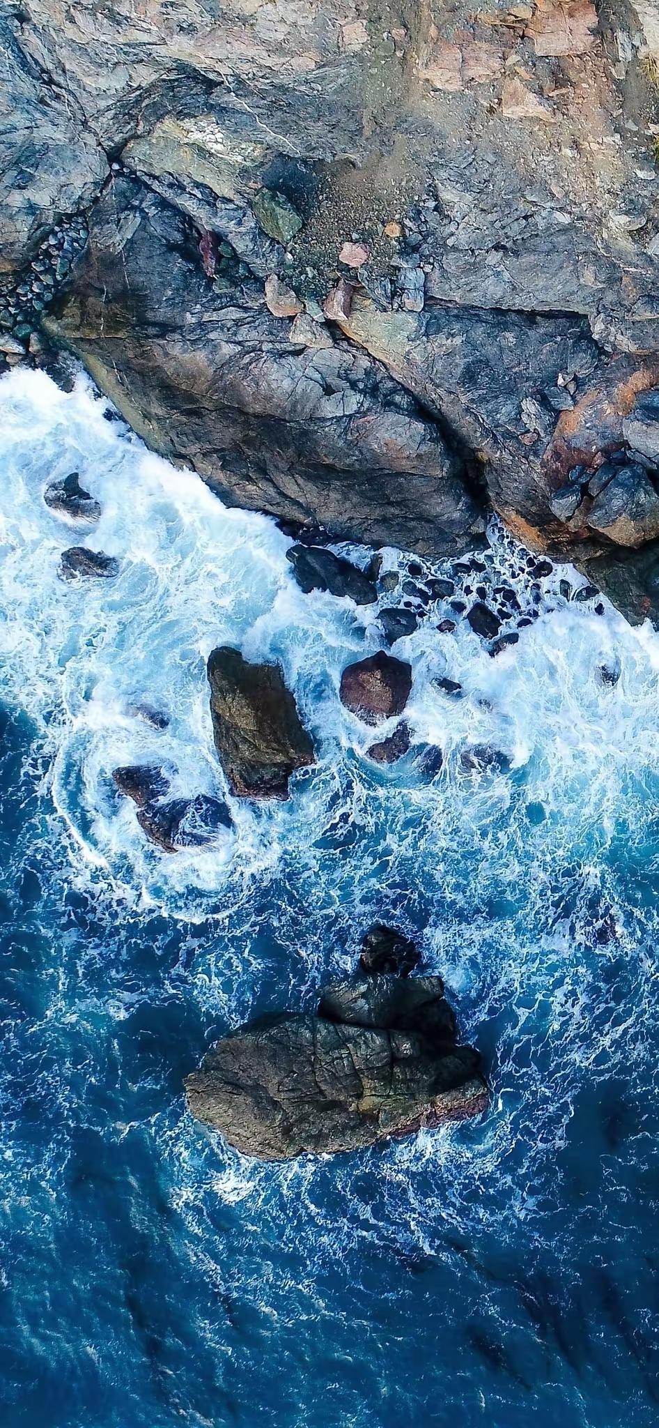 手机壁纸～碧海翻涌，浪花撞碎于礁石，蓝调深邃，水浪交织出自然的磅礴与温柔，治愈又