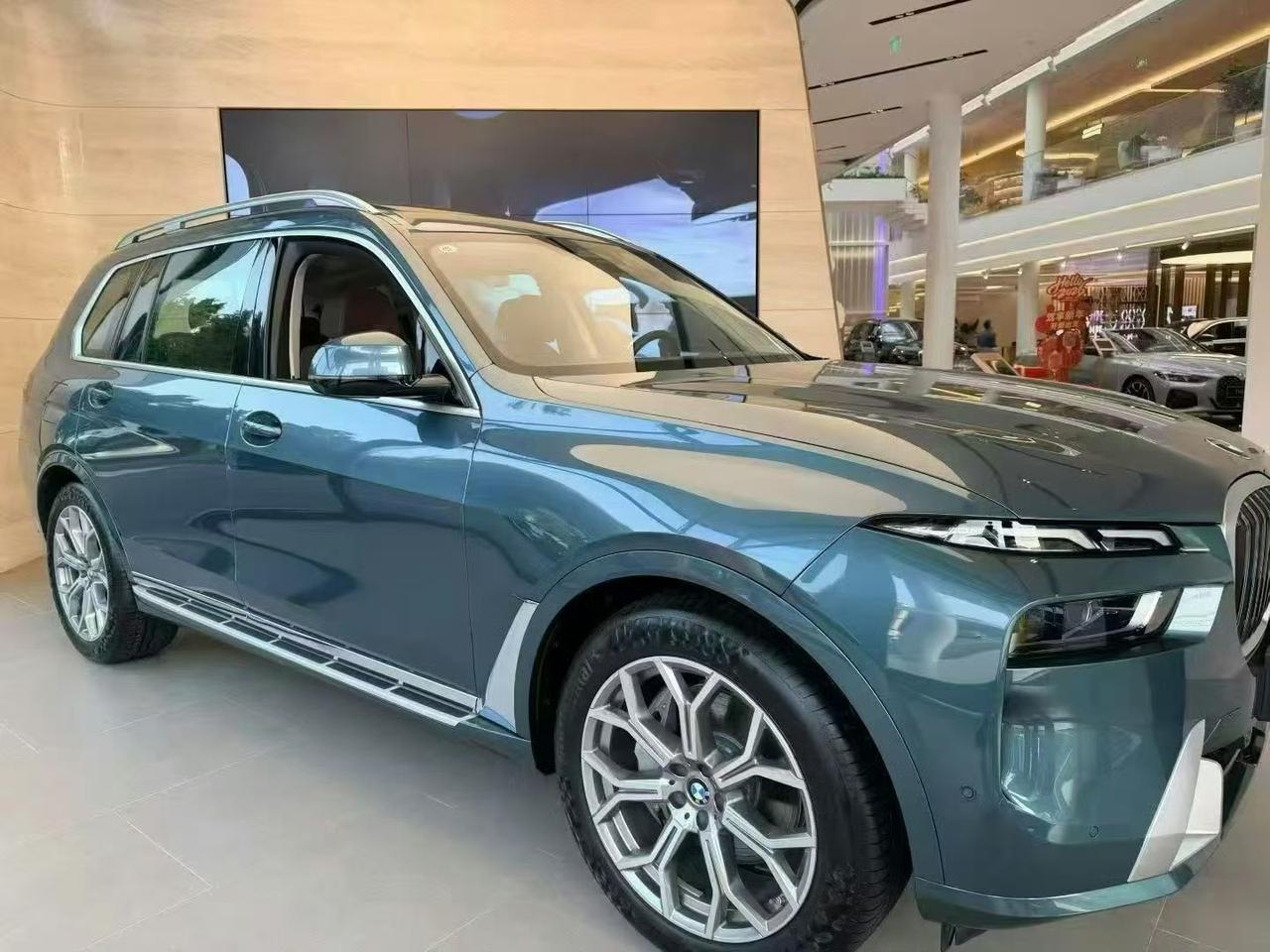 23款宝马X7领先型豪华，蓝岭山脉外观配摩卡内饰，这组合很吸睛。不过它销量有点惨