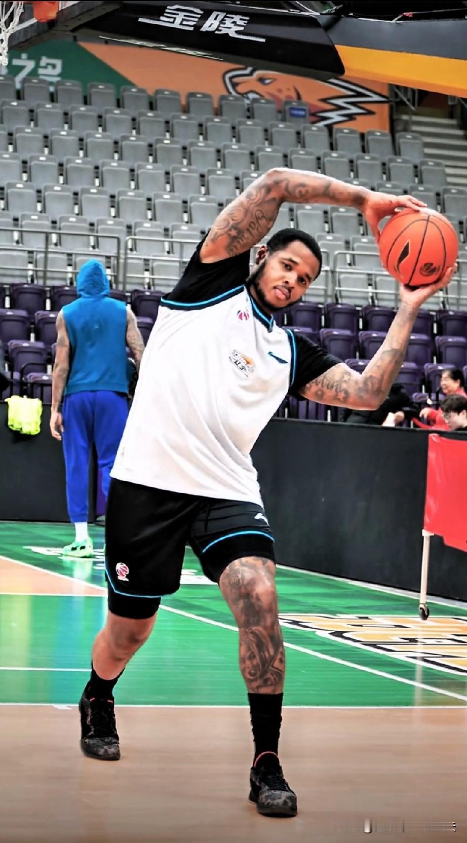 有情有义！辽宁男篮外援亨特没有走，在俱乐部困难时期，他选择留下来共度难关，虽然去