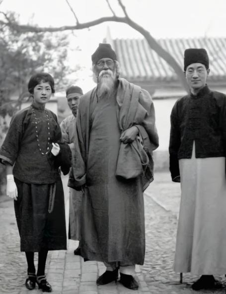 1929年，67岁泰戈尔访华，悄悄住进徐志摩家，夜里执意睡陆小曼床上。徐志摩会心