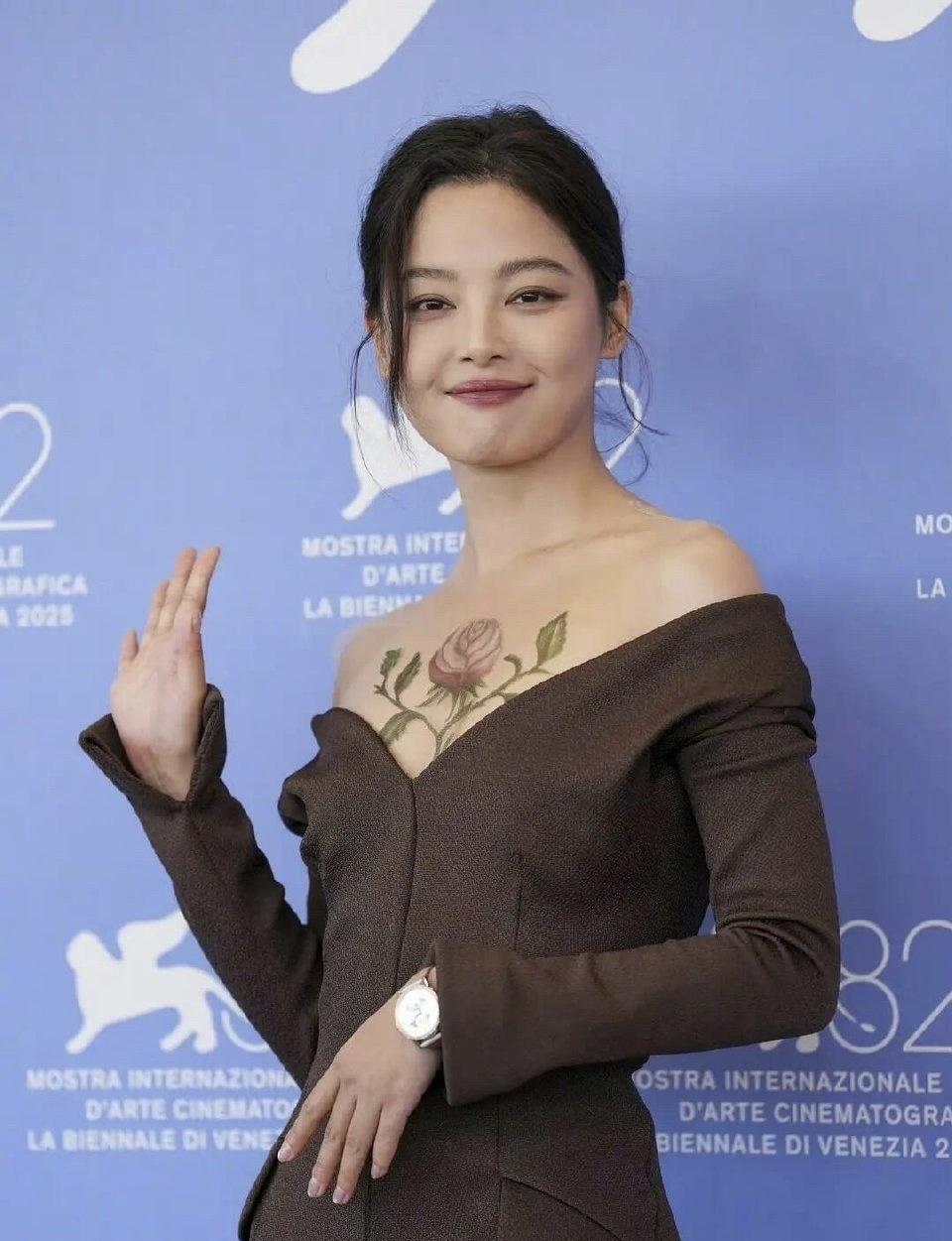 蔡尚君导演的《日掛中天》在威尼斯电影节首映后，辛芷蕾的表演获得一众好评，目前她和