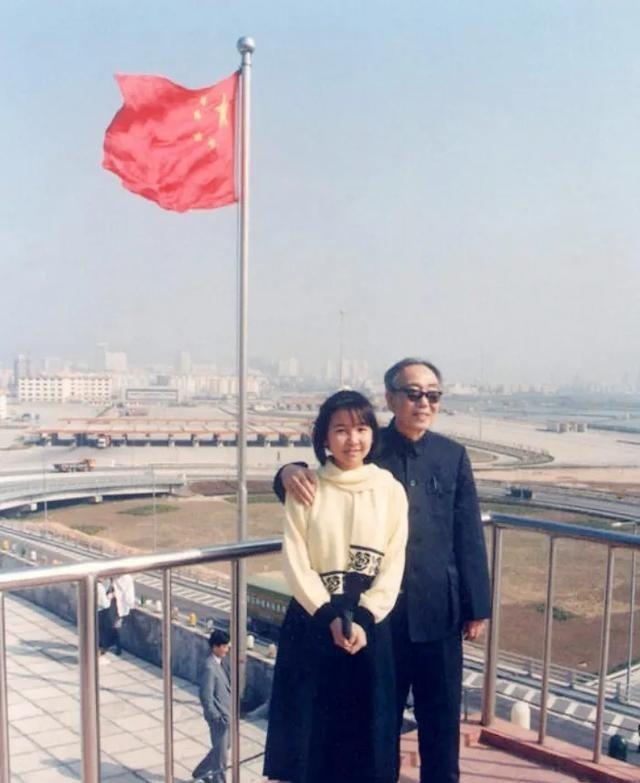 1982年，时任中共中央宣传部部长，中央书记处书记王任重同志和孙女王小节在中山公