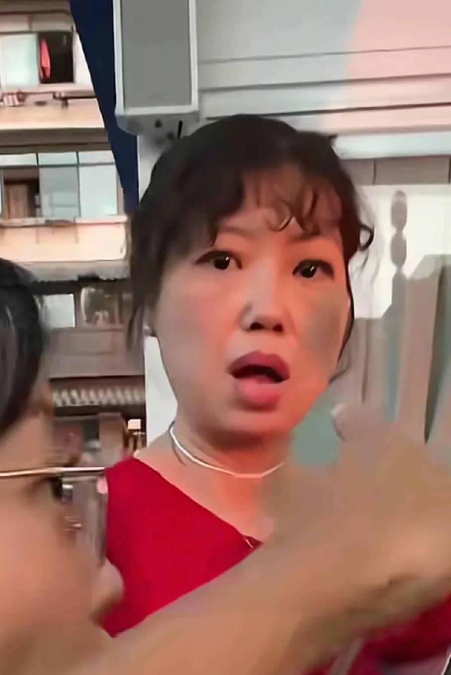 这一天终于要来了！因为红衣女，洪崖洞将要开展了为期一个月的专项整治行动！主要是