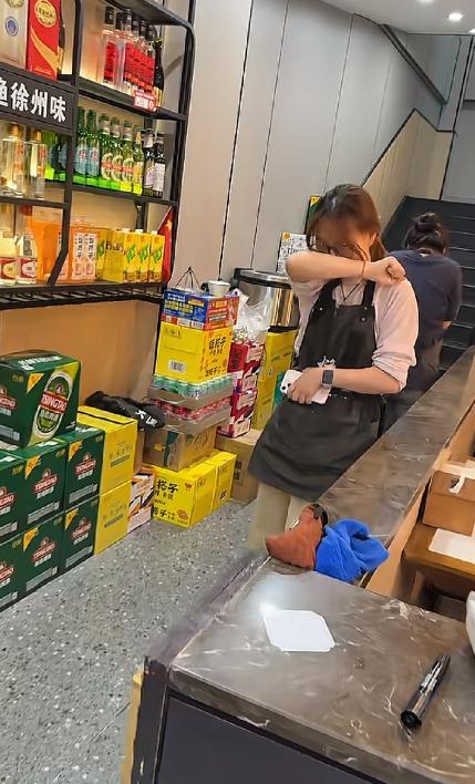 发工资那天，三个职校毕业生凑钱给老板买条烟，背后是攒了挺久的信任6月16日A