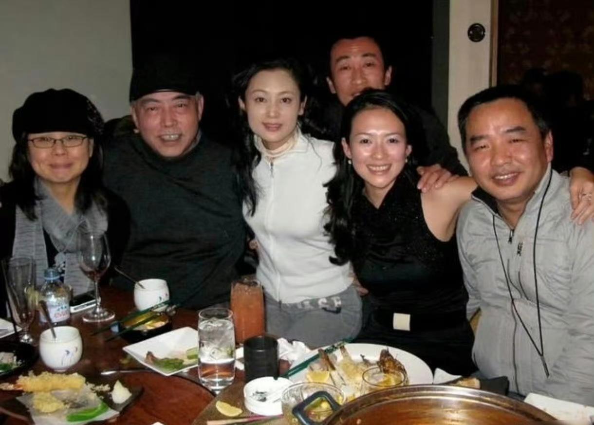 2008年，《梅兰芳》拍完，陈红、章子怡、陈凯歌仨人坐一块儿吃火锅。那年陈红39