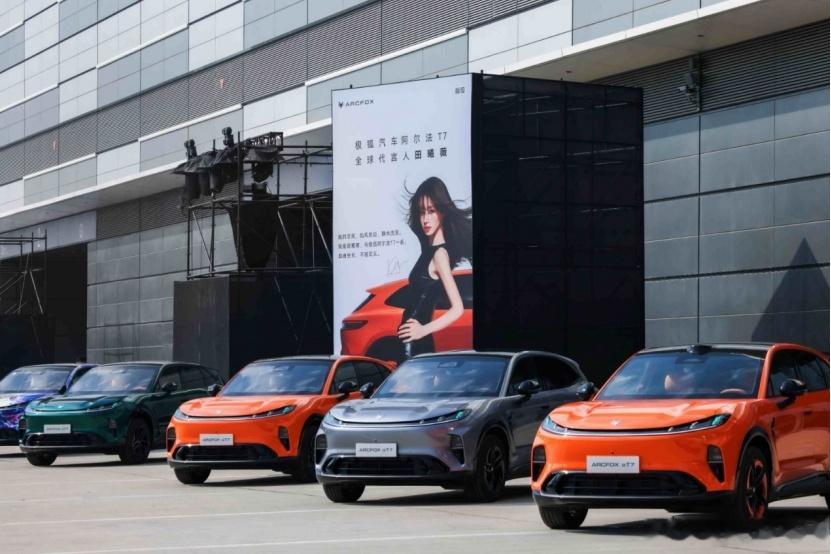 之前在几台车之间摇摆，参数看了一堆，越看越乱。去试了极狐阿尔法T7实车，5米多的车长但开起来不笨，麦