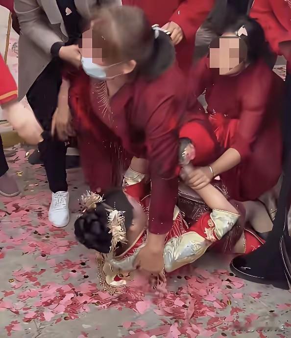 结婚是一个大喜的事情，可是在有些地方，结婚的当天对新郎和新娘来说，简直就是一种人