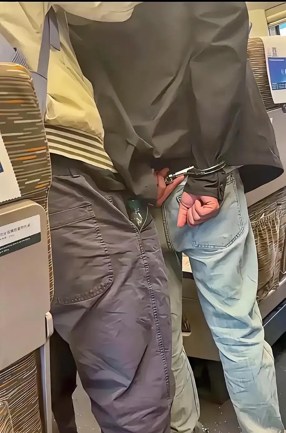 高铁上看到的，这不是在拍电影吧