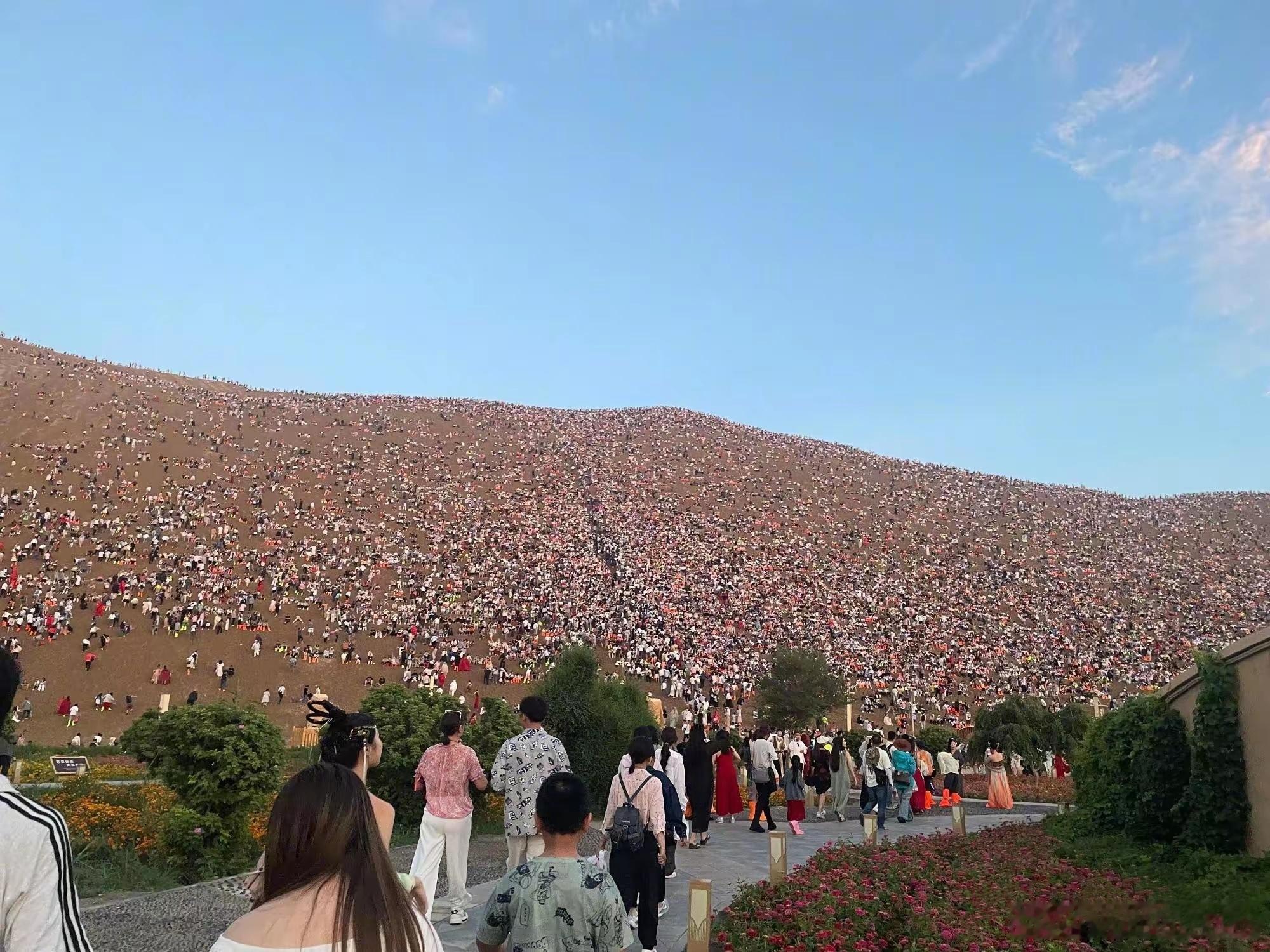 国庆假期的鸣沙山，这张照片建议打印出来烧给唐朝诗人王维，“西出阳关无故人”已经不