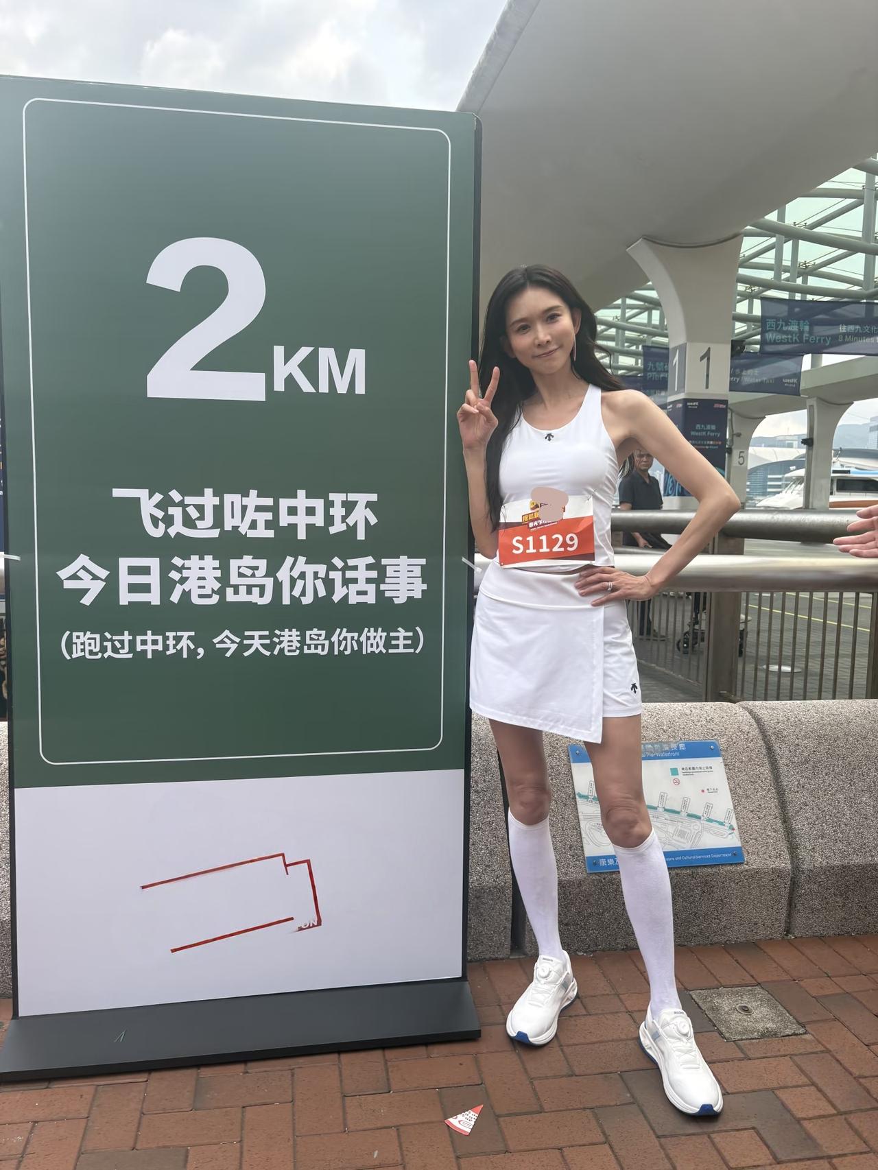 3月26日，52岁林志玲现身香港参加马拉松活动，她穿着一身白色运动服，露出大腿，