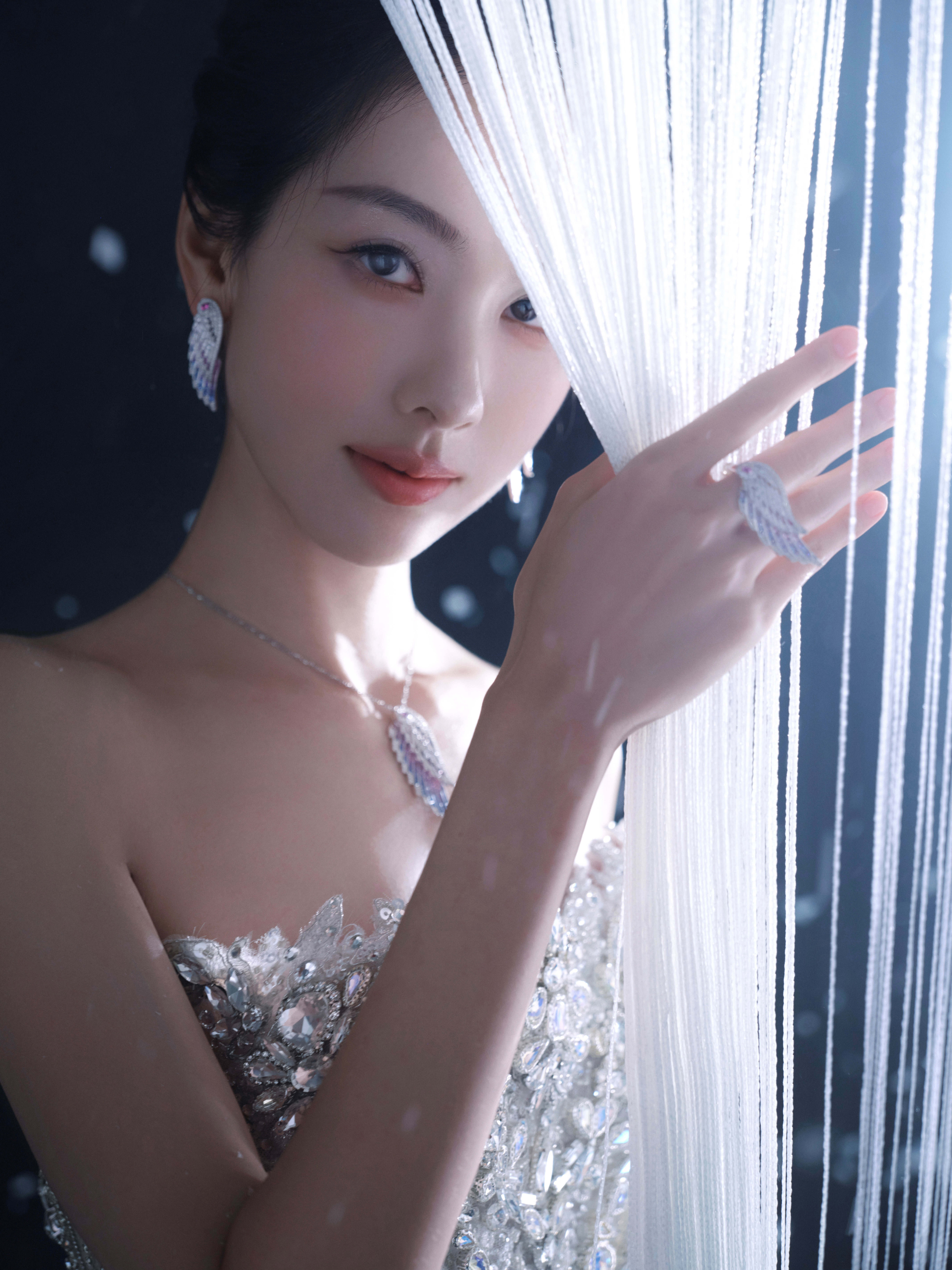 陈都灵丰盈的轮廓在钻光里漾出柔媚风情，似是从银河里走来的绝色，每一寸曲线都藏