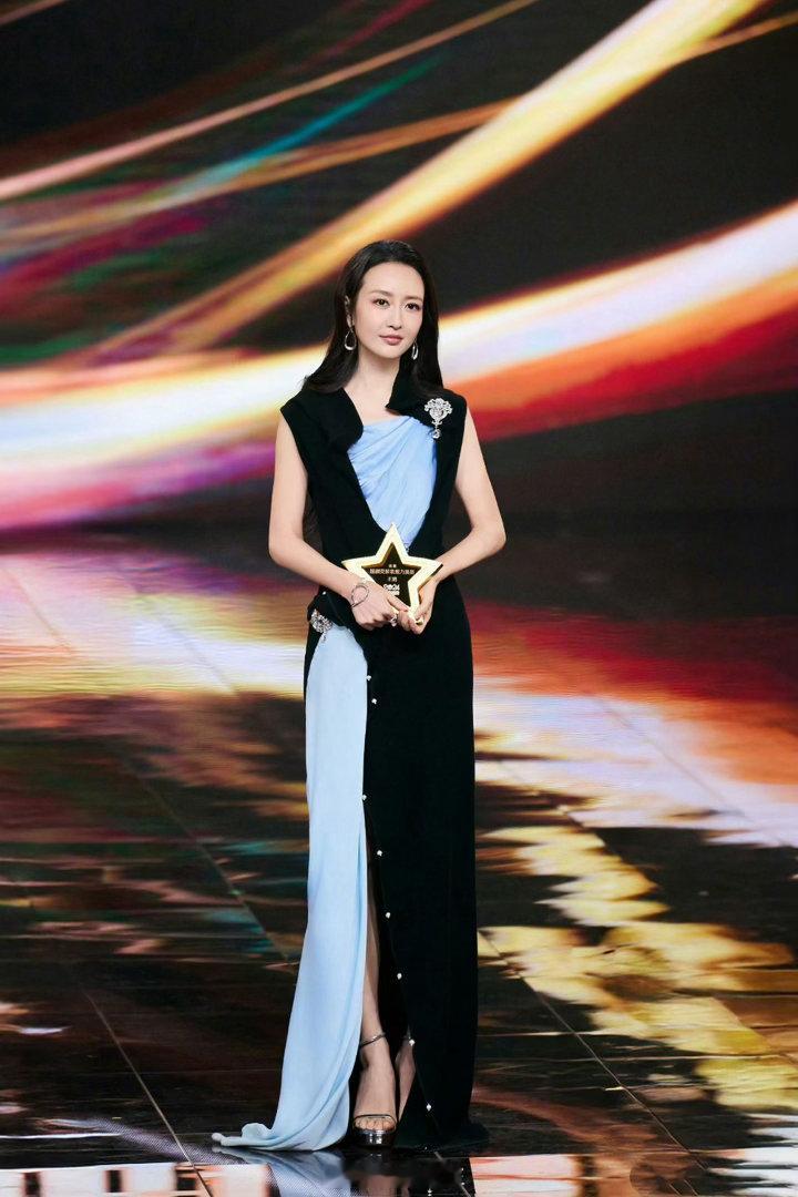 王鸥一字带玉足​