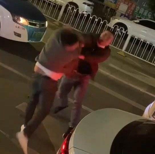 “简直蛮不讲理！”重庆，近日法院公示一起争议民事案件！醉汉深夜再三骚扰未成年女童