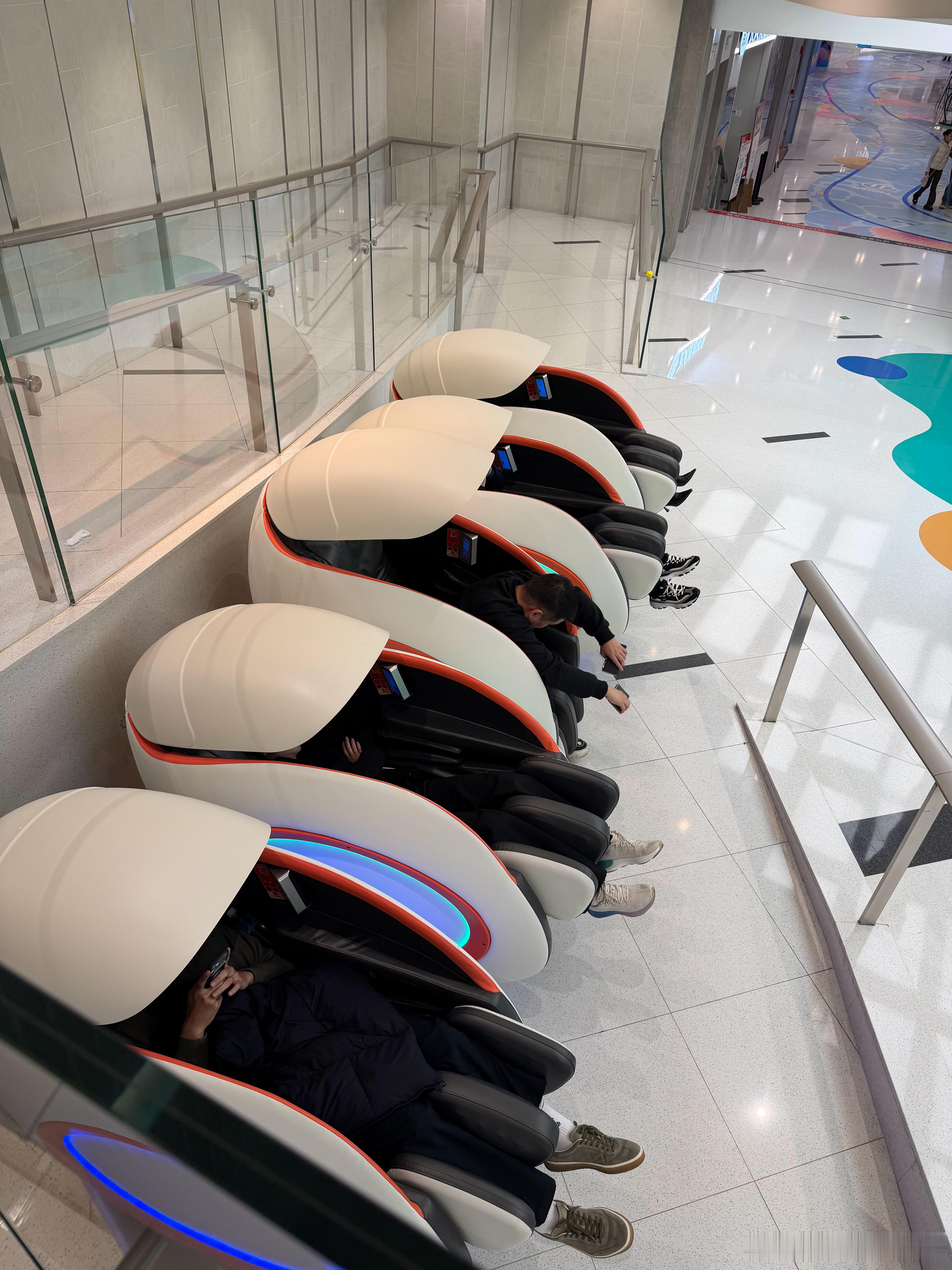 发现一个神奇的现象，现在商场里的自制按摩座椅生意特别好，我记得以前都没什么人用吧