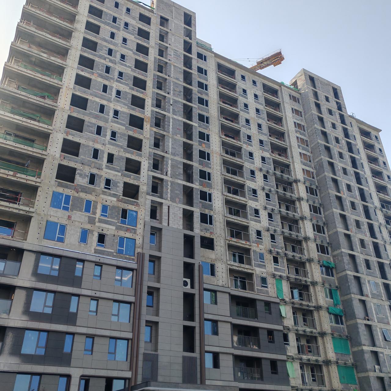 我表哥真是肠子都悔青了。四年前他家拆迁，选了四套安置房，地段在新城区，还是学区